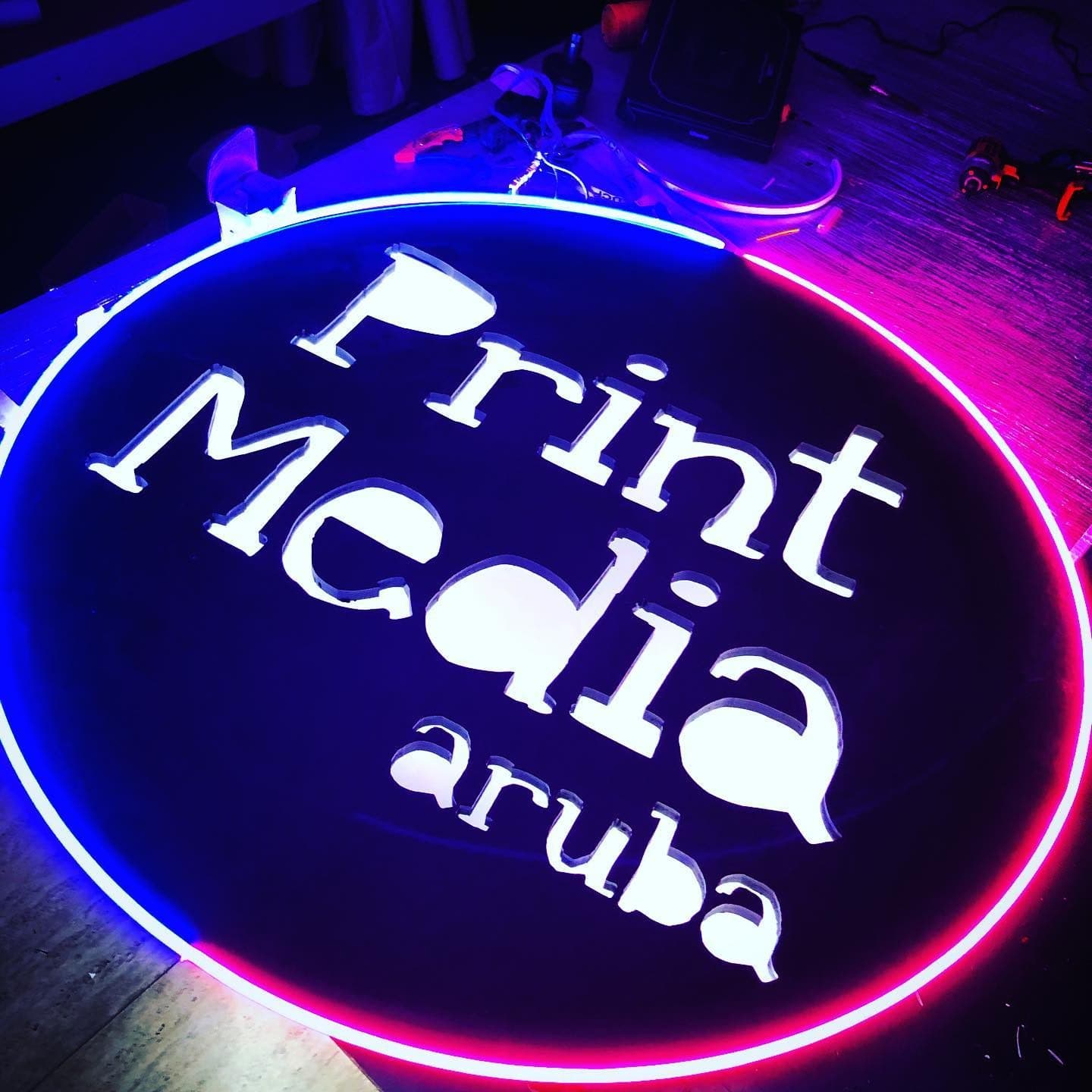 Neon version of the Print Media Aruba logo